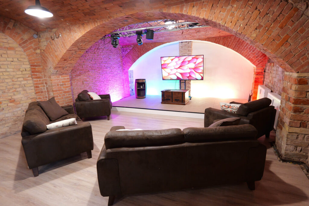 Gemütliche Sitzgruppe im TMPL Studio vor einem Fernseher