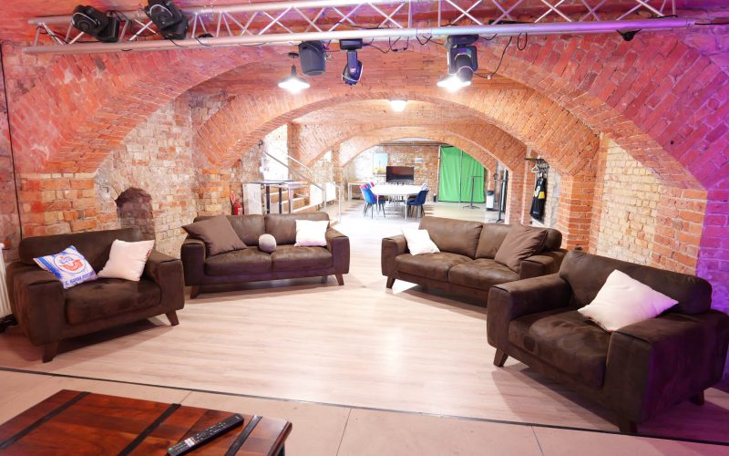 TMPL Studio 13 Eventlocation in Rostock - Gemütliche Loungecke im TMPL Studio mit vier Sofas